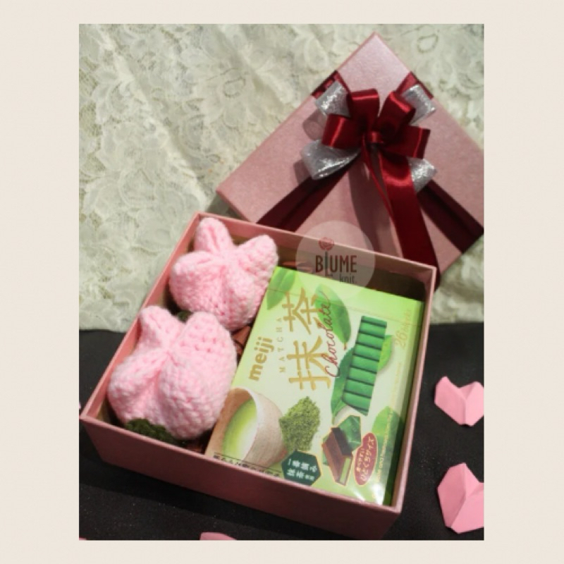 

Small Box of Flowers and Chocolate / Gift Box Coklat / Bunga Mawar Rajut / Bunga dan Coklat