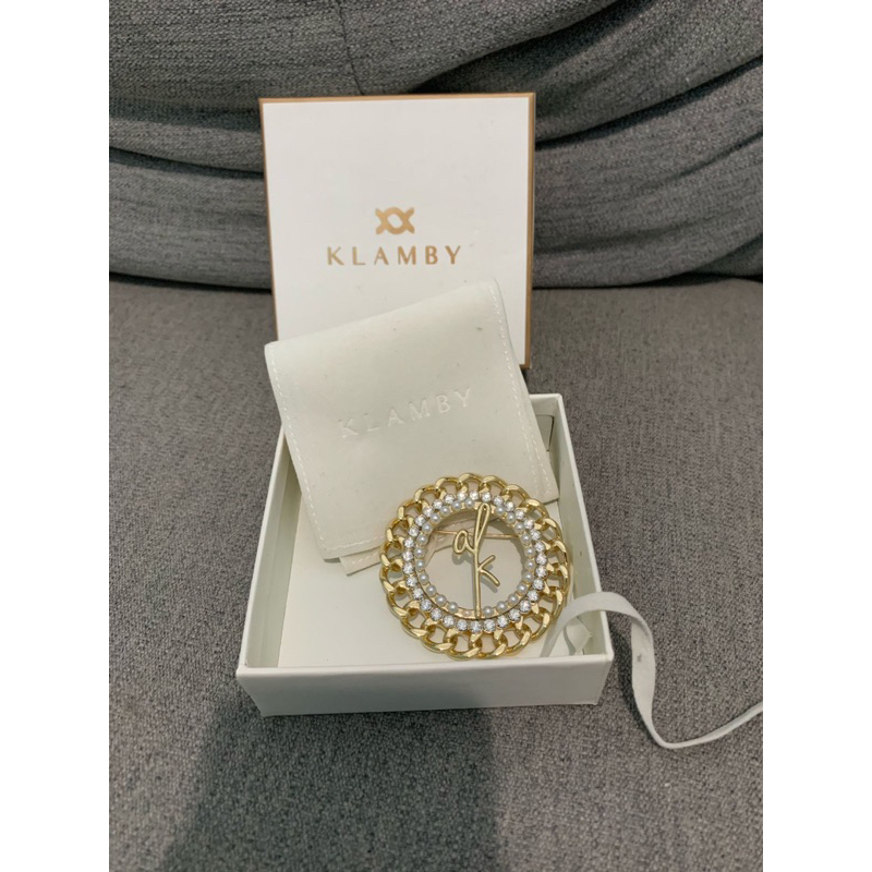 wearing klamby chain round brooch preloved buttonscarves