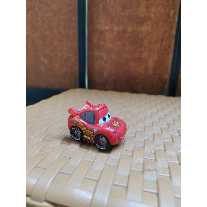 mobil mainan bekas McQueen kecil besi