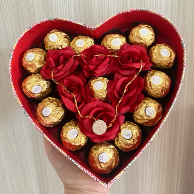 

Hampers Valentine Bunga Mawar Coklat Ferero Box Love Kado Lamaran Gift Anniversary Lamaran Bisa Request Ada Cincin/Kalung