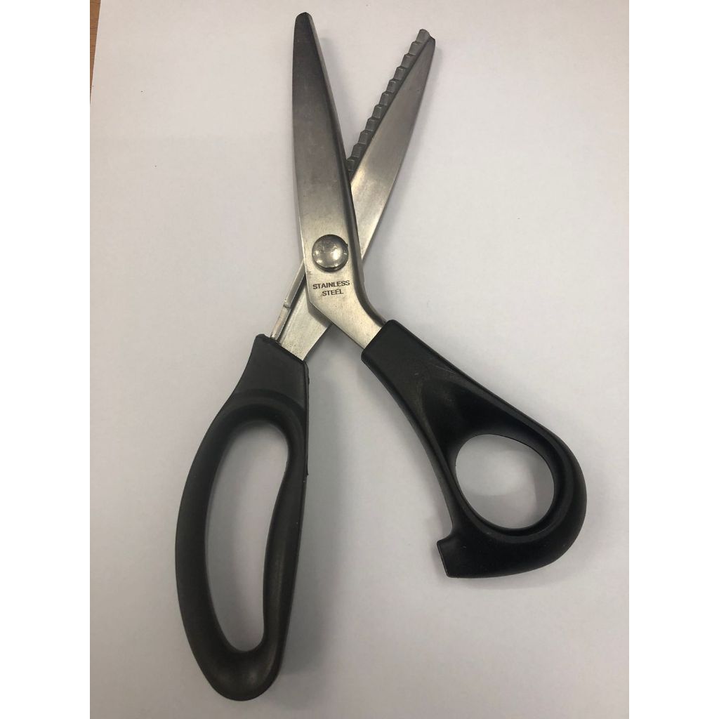 

Gunting Kain Gerigi Ukuran 9 inch FD4