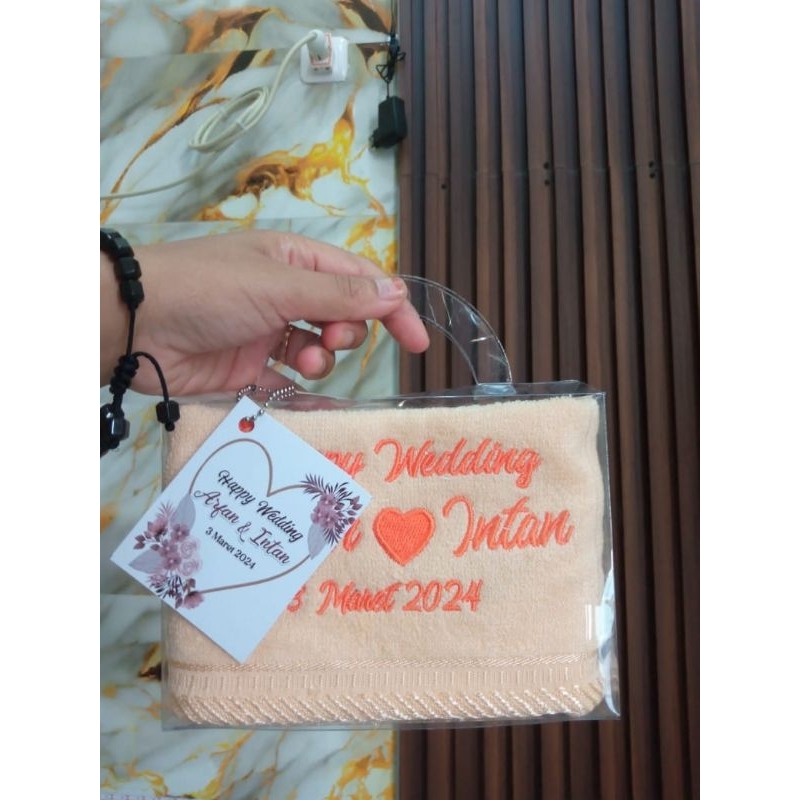 SOUVENIR HANDUK BESAR 100 X 50 MEREK MERAH PUTIH FREE KEMAS MIKA DAN CARD