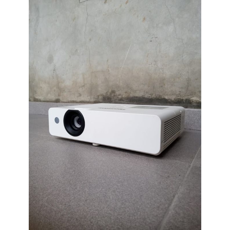 Proyektor Panasonic PTLB300/LB303 second/bekas tajam