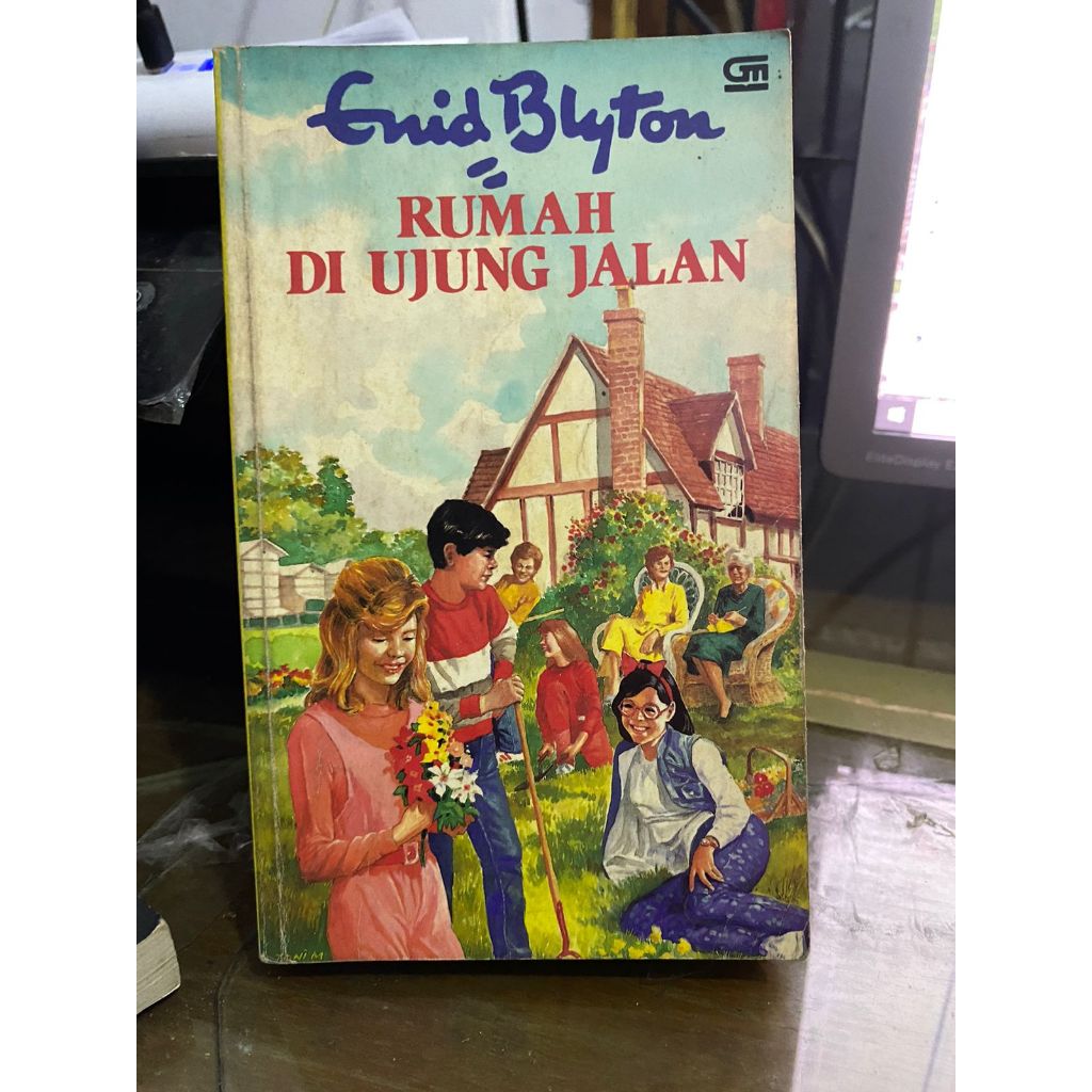Novel Rumah di ujung jalan - enid blyton