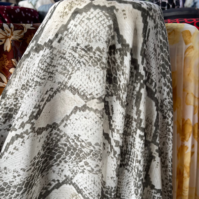 kain ceruti motif ular harga per 0,5m