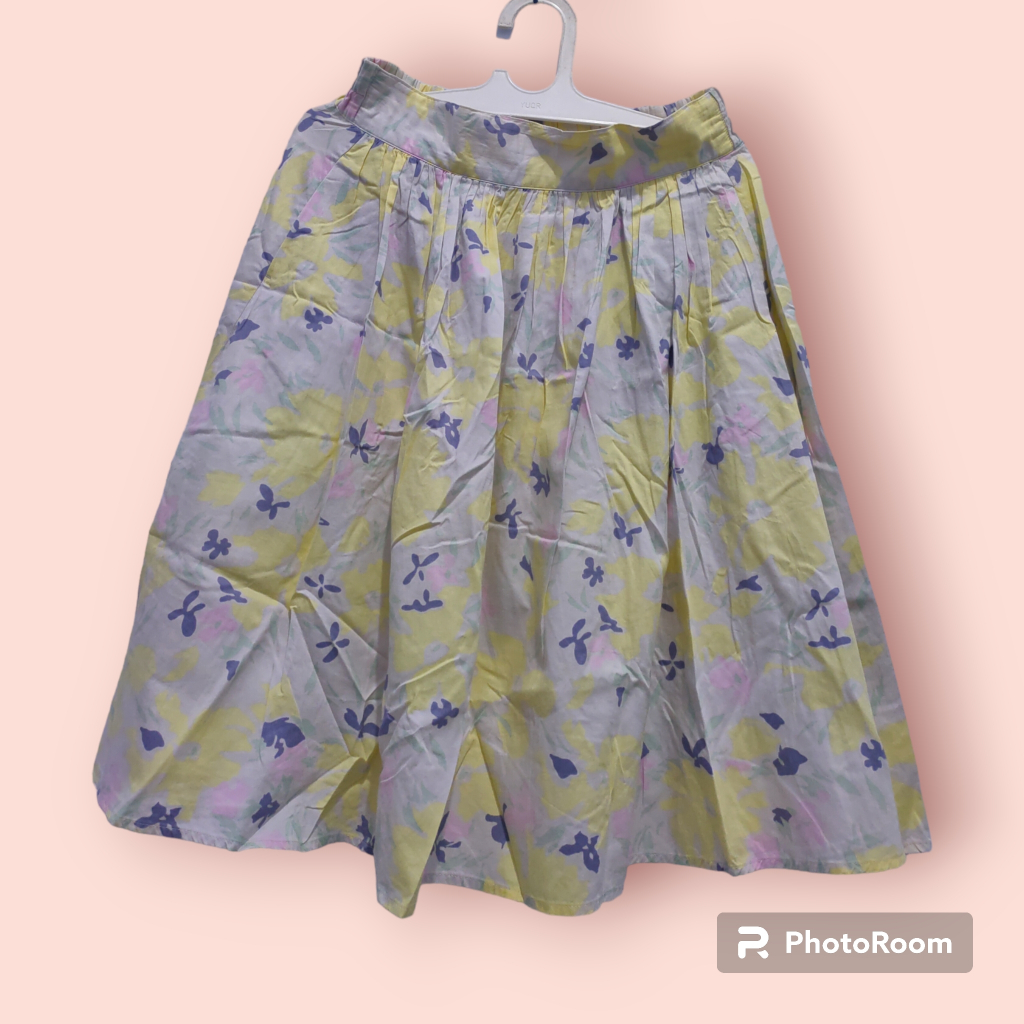 Rok motif bunga kuning