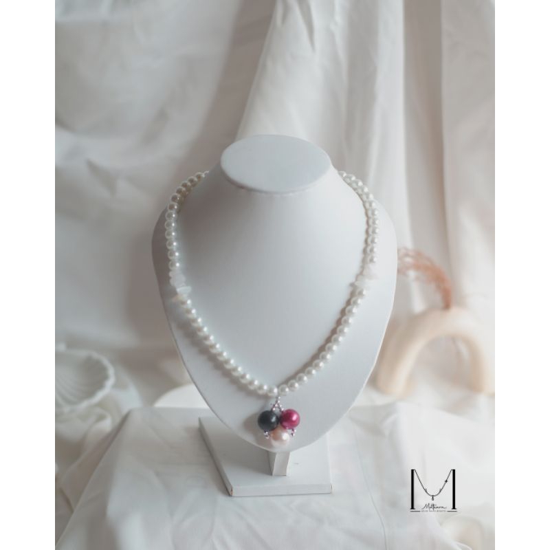 Kalung manik-manik mutiara putih elegant