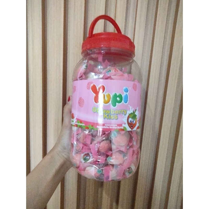 

PERMEN YUPI 300 GRAM GUMMY STRAWBERRY KISS