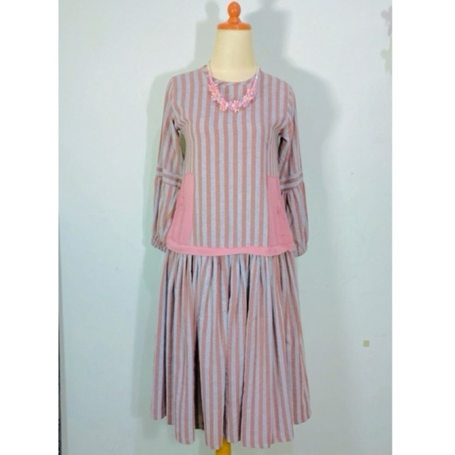 Dress gamis abaya model vintage bahan katun linen motif garis garis salur warna soft pink dusty peac