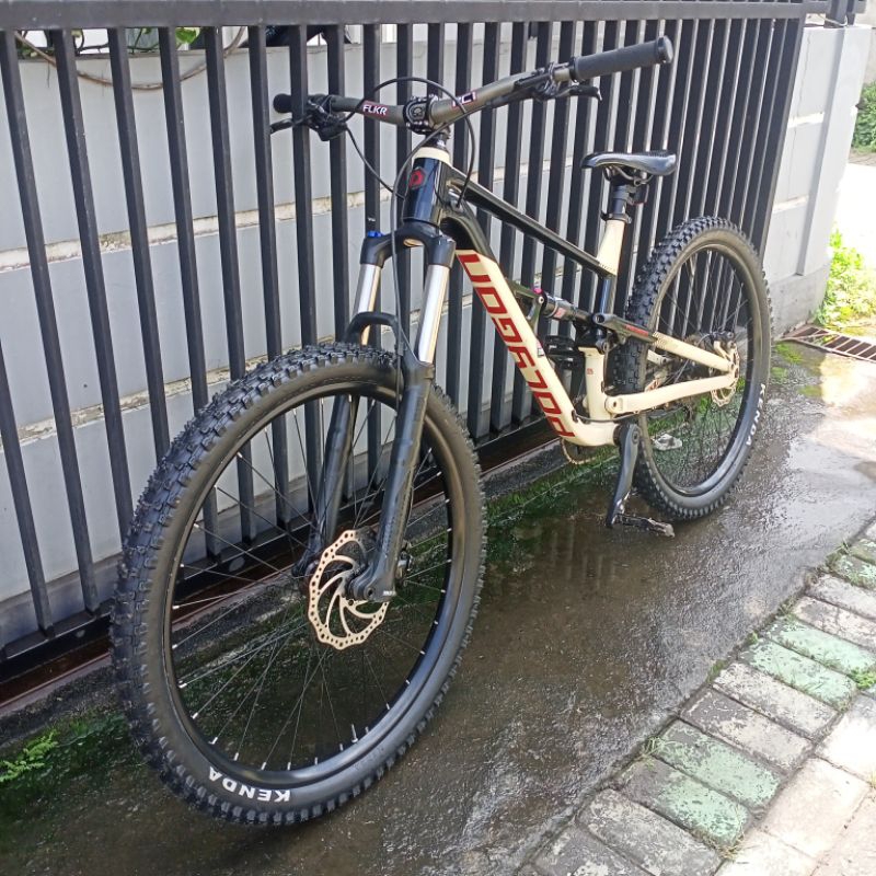 Sepeda Mtb Polygon siskiu D7 rakitan 2020 27.5