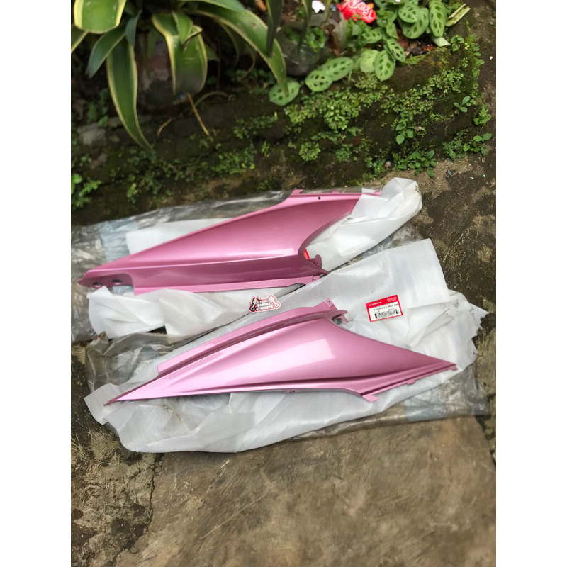 83600-KVY-960PPM 83500-KVY-960PPM Cover Body Bodi Samping Kiri Kanan Honda Beat Karbu Original Pink