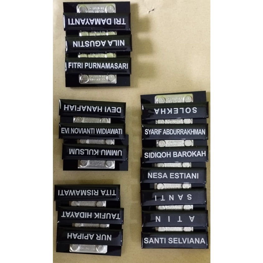 

Papan Nama Dada Papan Nama Name Tag Magnet dan Peniti Bisa COD FREE DESAIN PROSES 1 HARI