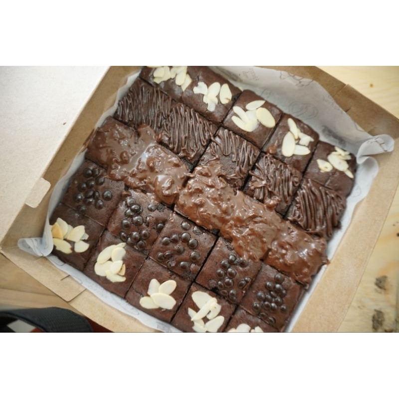 

FUDGY BROWNIES SEKAT BY DOUGHNIESH