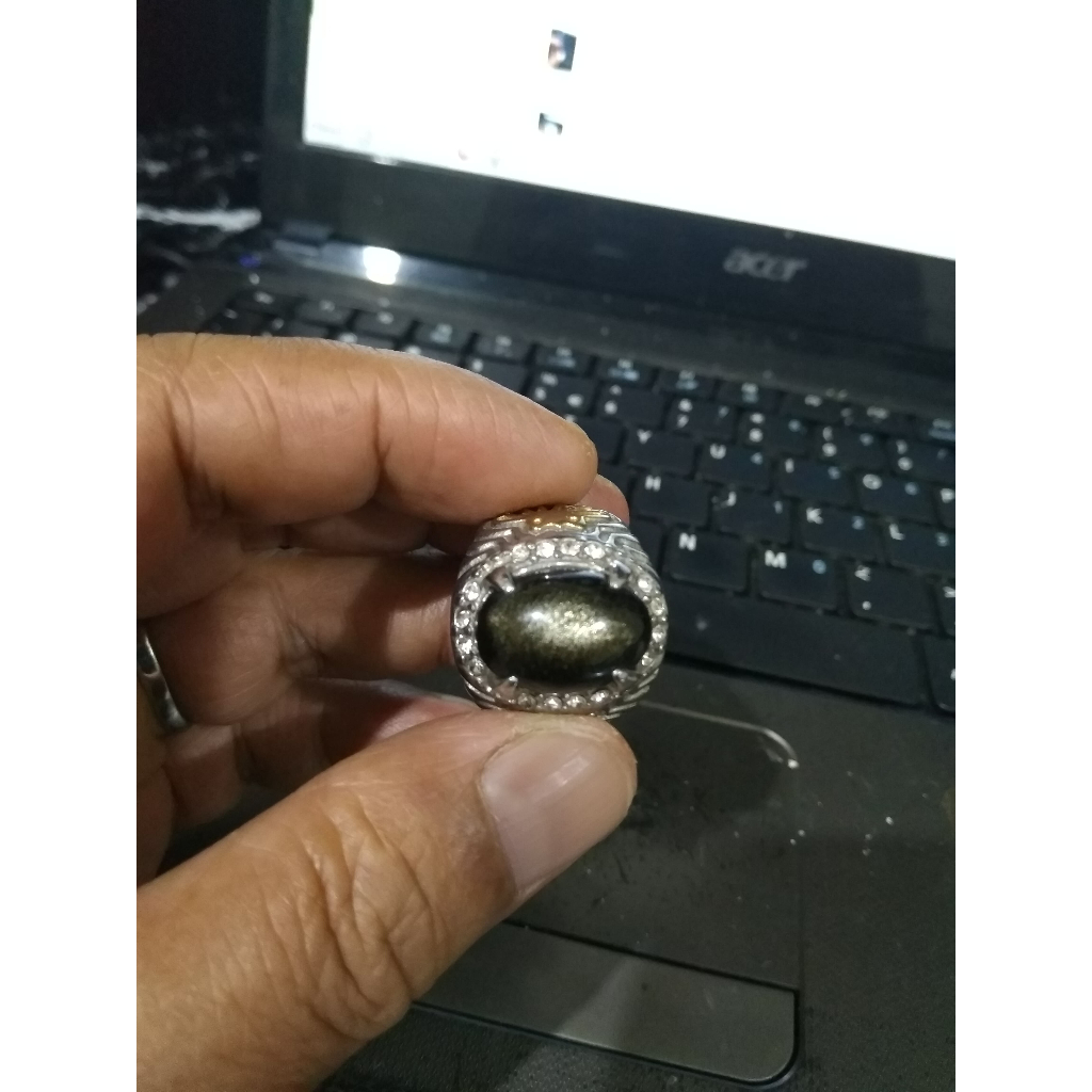 Cincin batu bulu monyet