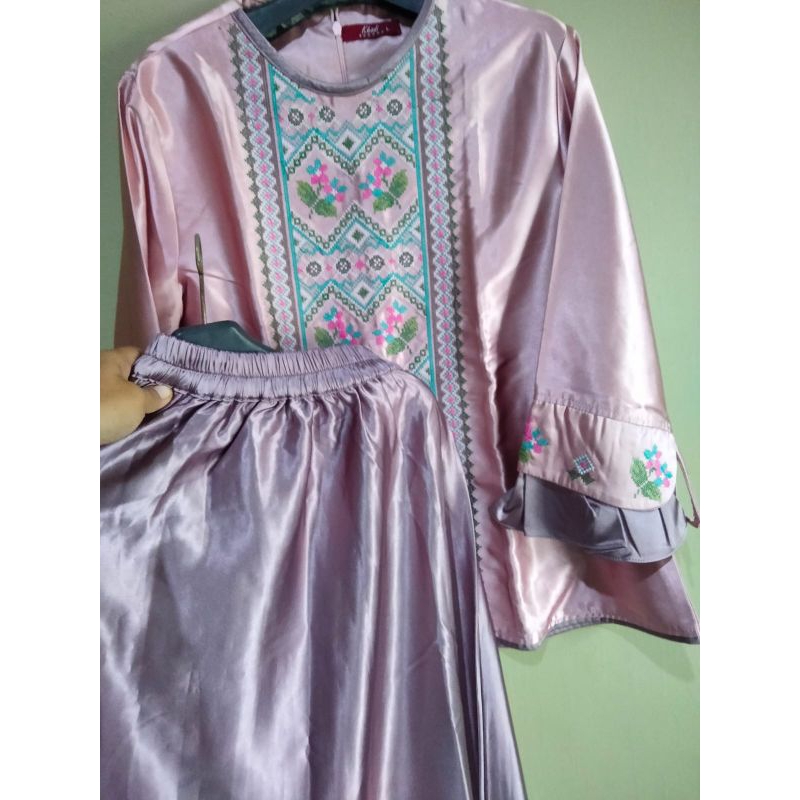 setelan atasan dan rok baju pesta bahan silk