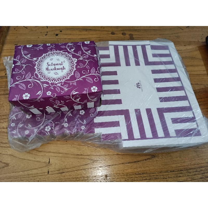 

Dus Kotak R3 Motif/Putih/Kraft 10 LBR 14cm×11cm×7cm