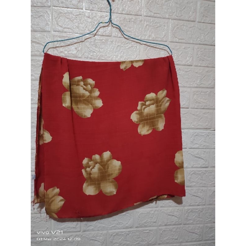 Preloved hijab segiempat licin warna merah motif bunga