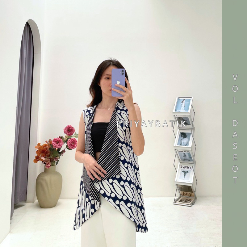 Minjee Sleeveless Long Outer Batik / Cardigan Panjang Batik Wanita Navy Putih
