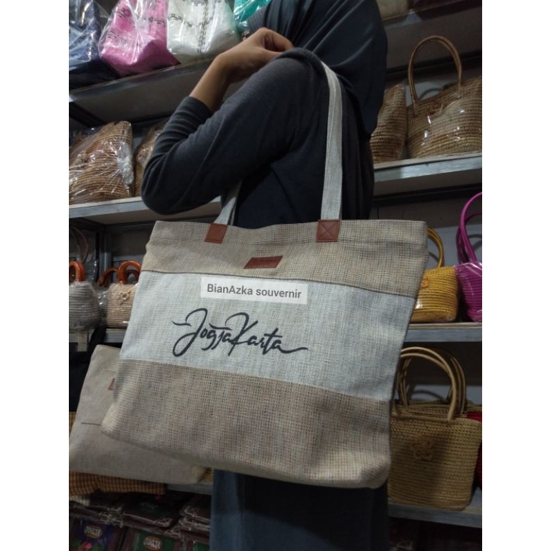 Totebag tulisan Yogyakarta|| totebag goni oleh oleh khas jogja|| tas slempang goni