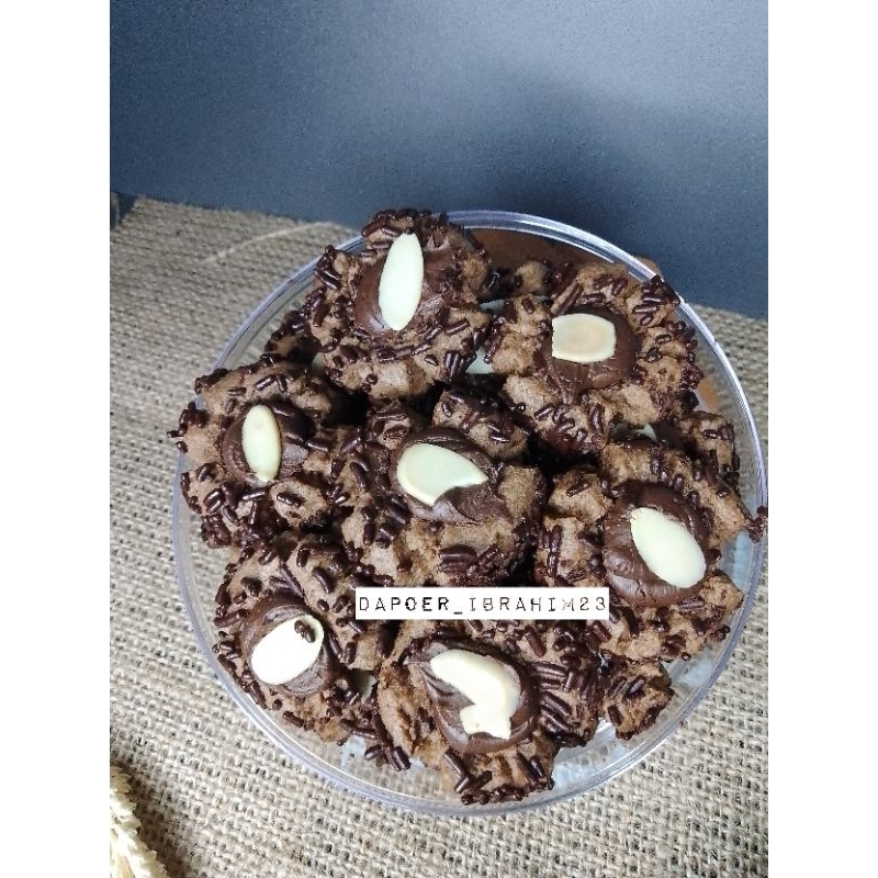 

KUE KERING LEBARAN DOUBLE CHOCO ALMOND KEMASAN 250GR / KUE KERING LEBARAN