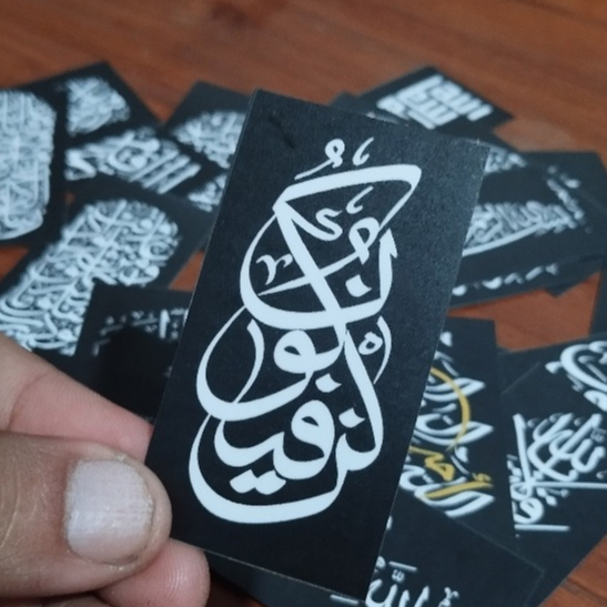

STIKER KALIGRAFI VINYL/SEMI PLASTIK ANTI AIR