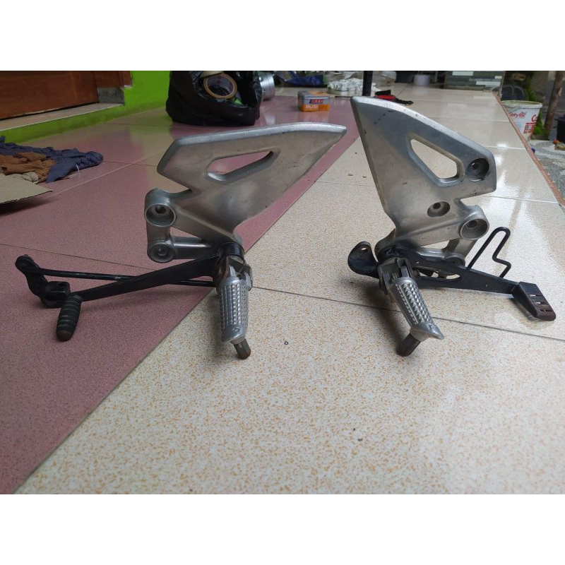 Footstep step pijakan kaki depan kanan kiri SUZUKI GSX gsx original