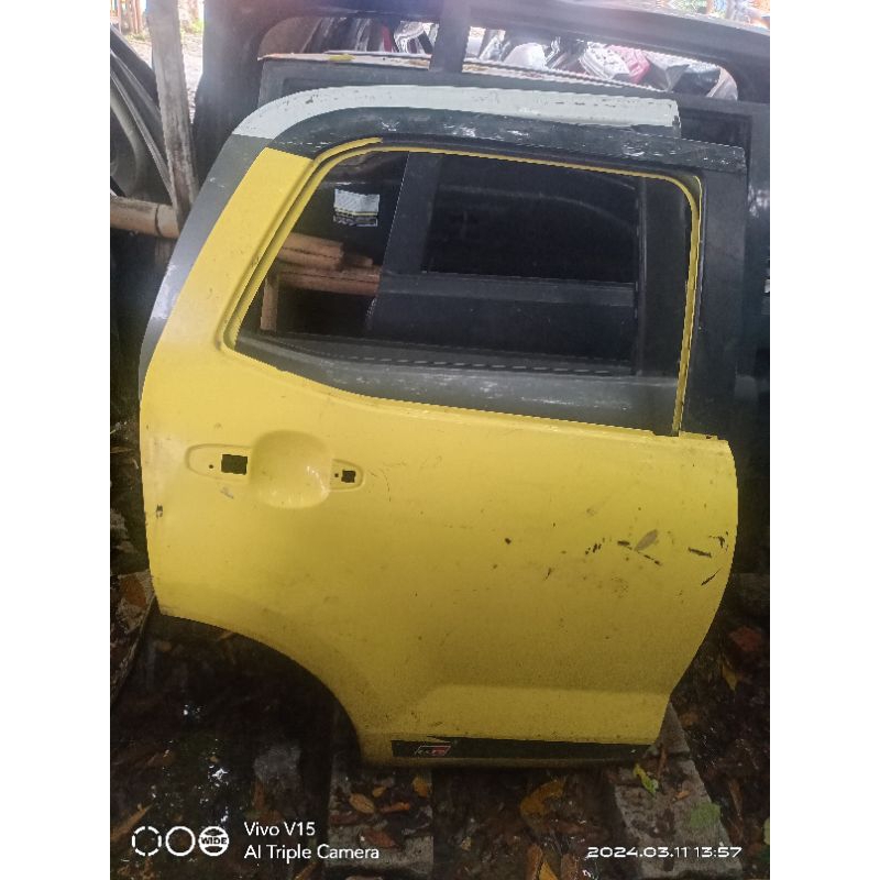 pintu belakang daihatsu rocky kanan