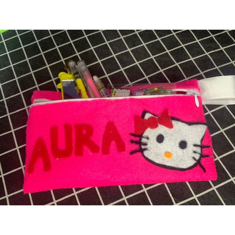 

Tempat pensil karakter dan nama alat sekolah