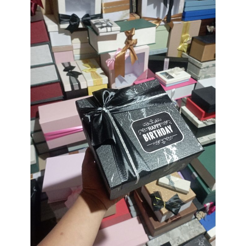 

Box Kado Ukuran 16cm x 16cm Tinggi 9,5cm