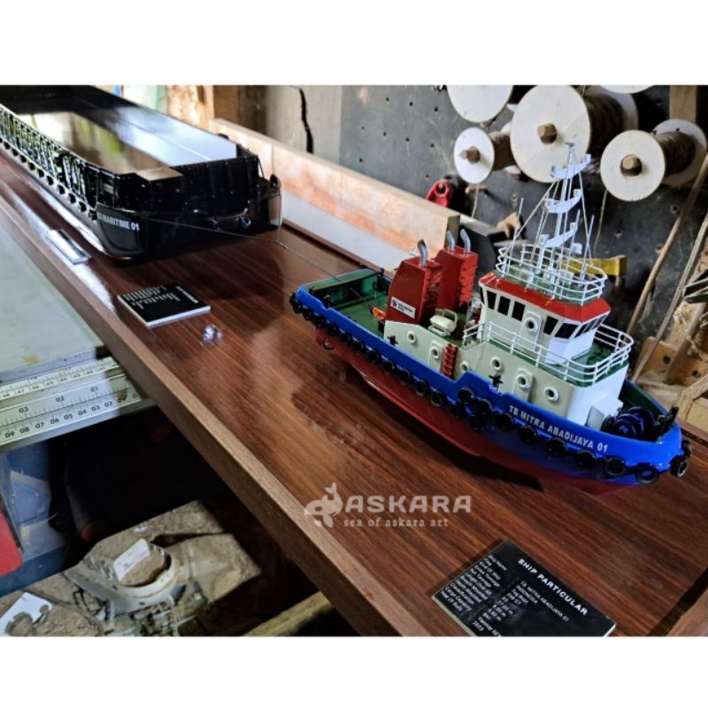 Miniatur Kapal 1 set Tugboat dan tongkang
