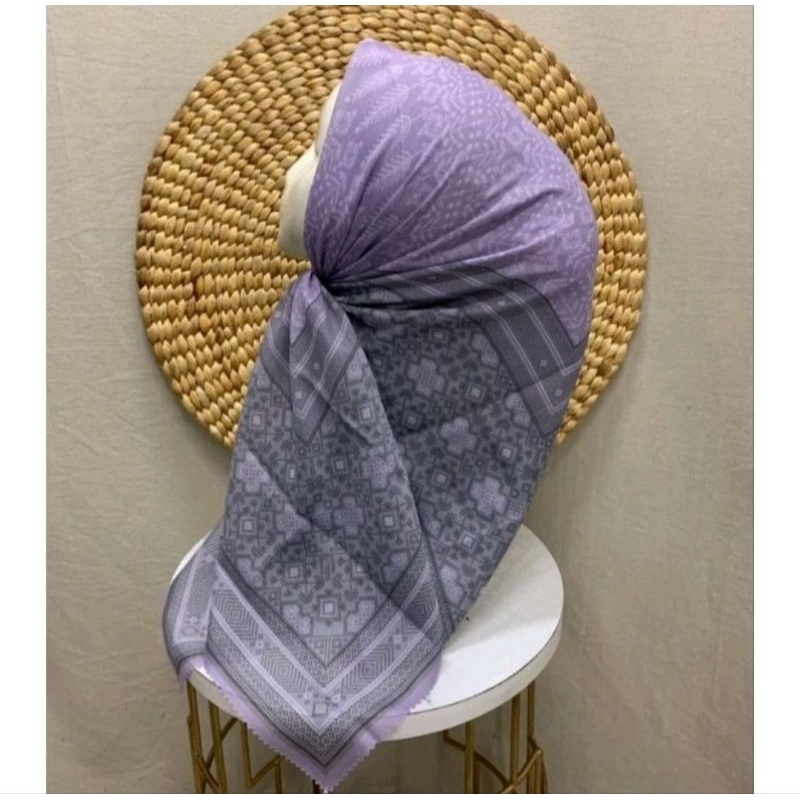 HIJAB SEGI EMPAT MOTIF ETNIK WARNA LILAC KERUDUNG VOAL PREMIUM