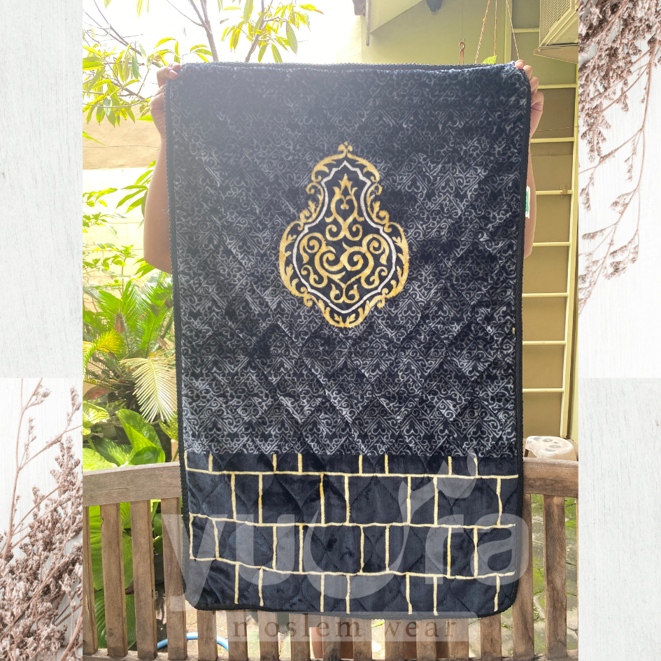 Sajadah Kiswah Tebal Afghani Empuk Nyaman untuk Sholat (70x110cm) Prayer Mat Quilting Hitam Elegan