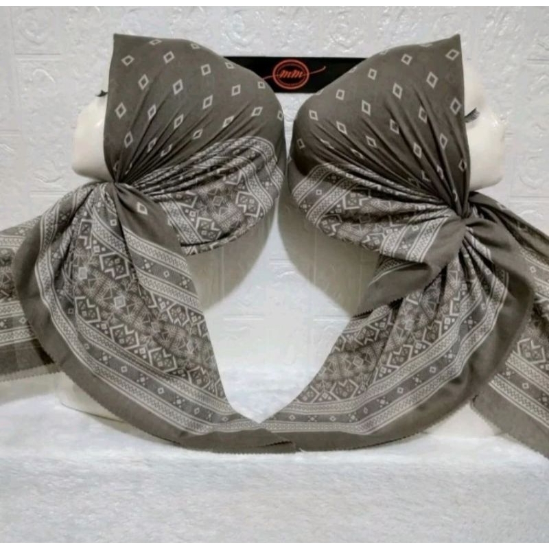 HIJAB SEGI EMPAT MOTIF WARNA SAGE KERUDUNG VOAL PREMIUM