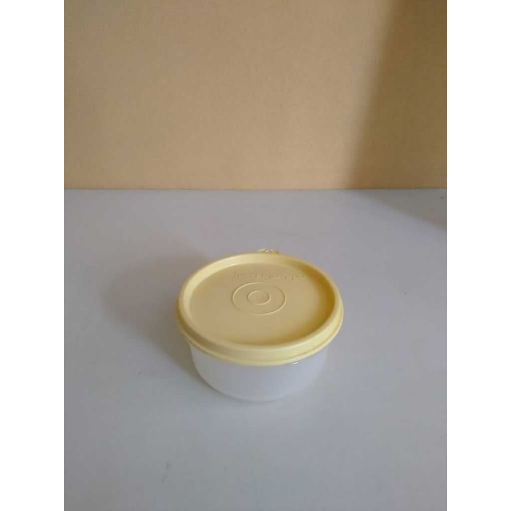 TUPPERWARE - SMALL ROUND CONTAINER
