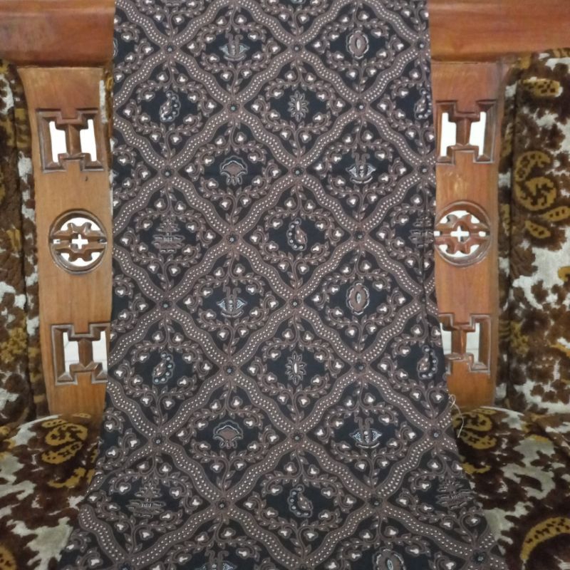 Batik Pengantin Solo Among Tamu Warna Coklat Susu Motif Random