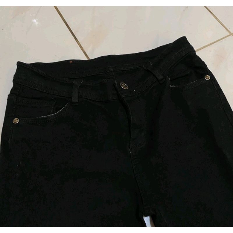 PRELOVED RIPPED JEANS