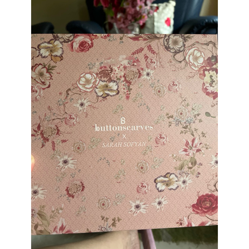 Buttonscarves PL like new