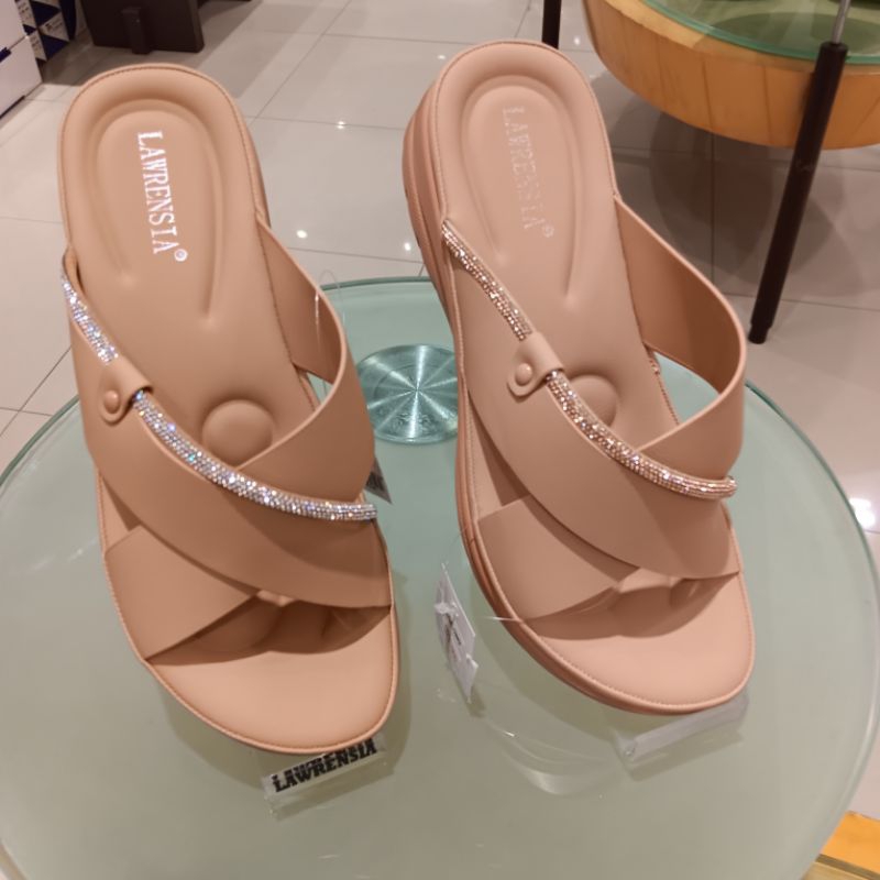 Wedges wanita ringan Lawrensia