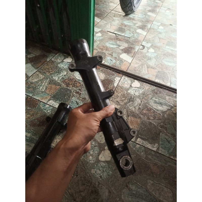 tabung shock depan kanan pulsar