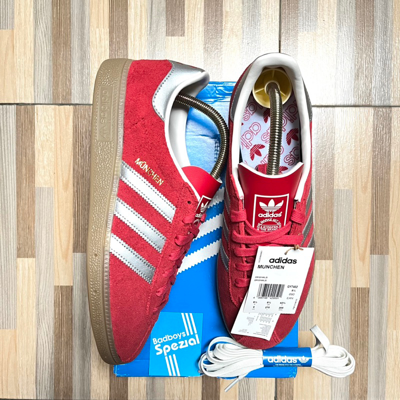 Adidas Munchen Red Scarlet Size 43 1/3 BNIBWT Original 100%
