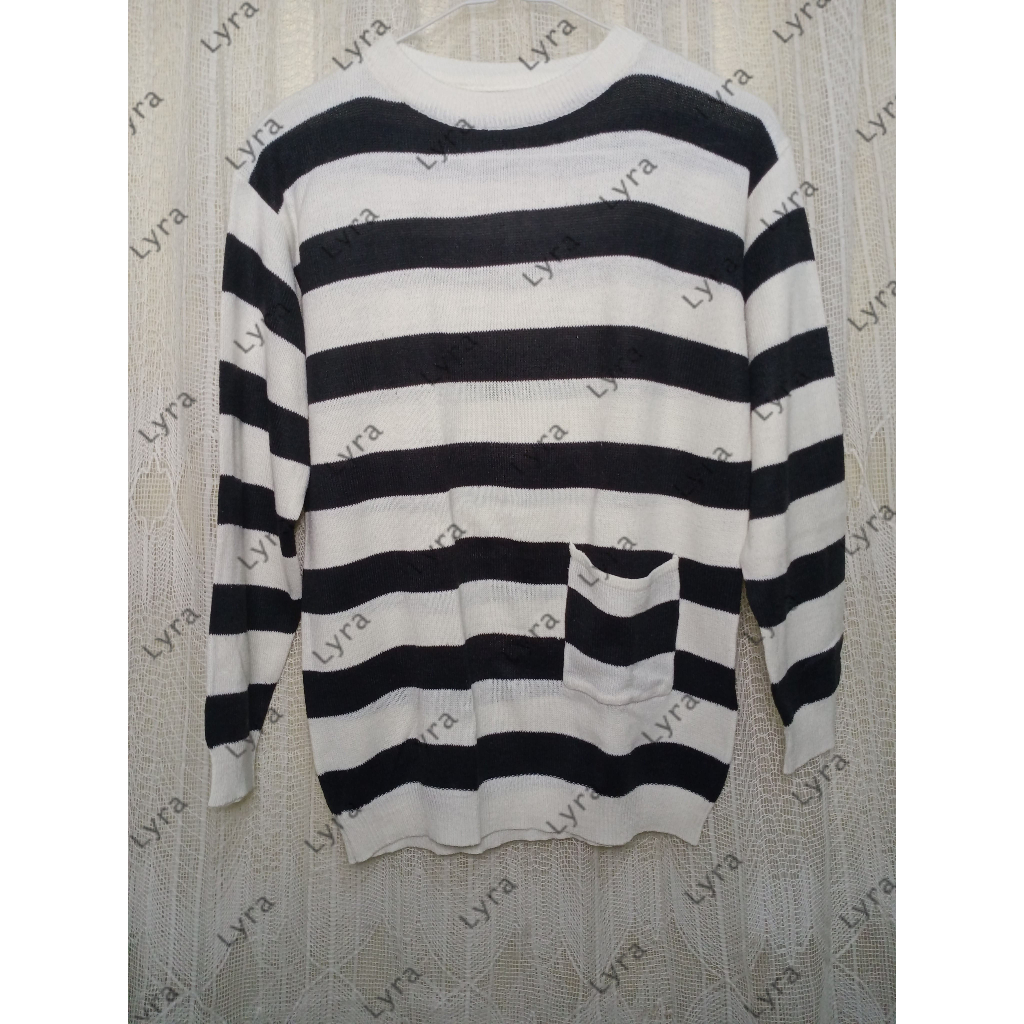[Baju Preloved] Atasan Sweater Rajut Knit Motif Belang-belang Lurik Garis-garis Hitam Putih Kerah Bu