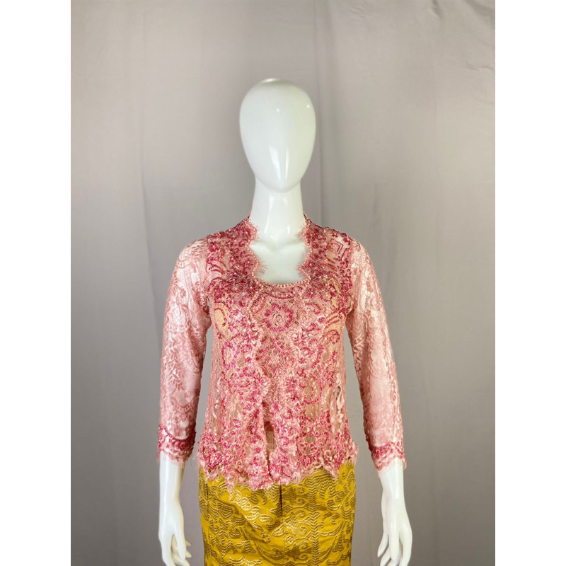 Kebaya Payet Lily pakaian adat Bali wanita cantik anggun