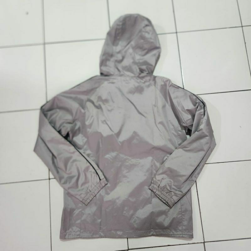 jaket lari uniqlo windproof original sz M second