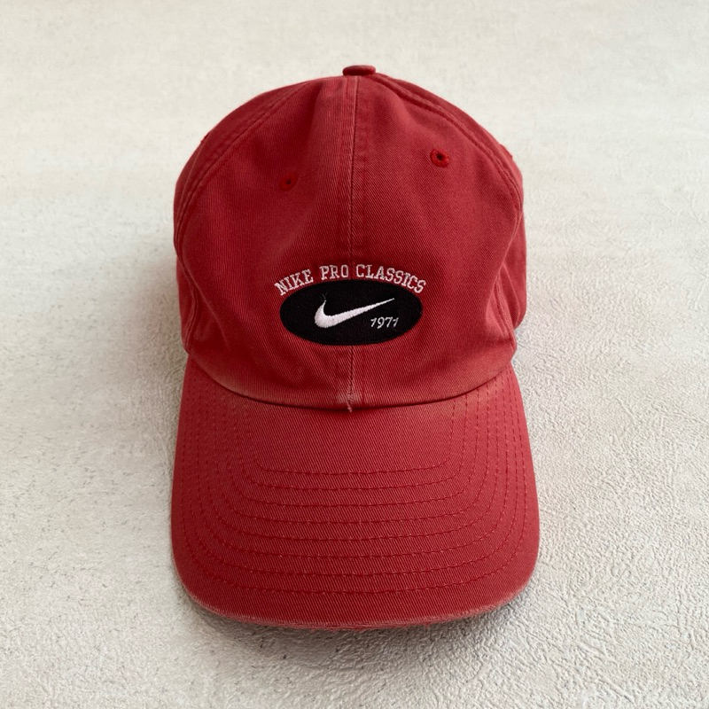 VTG NIKE PRO CLASSICS 1977 SMALL SWOOSH OVAL RED CAP