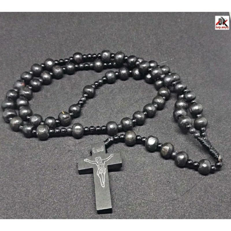 Kalung Rosario hitam dari mote kayu