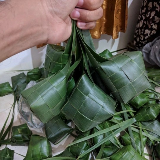 

daun janur kulit ketupat hijau sudah dibentuk (10ketupat)