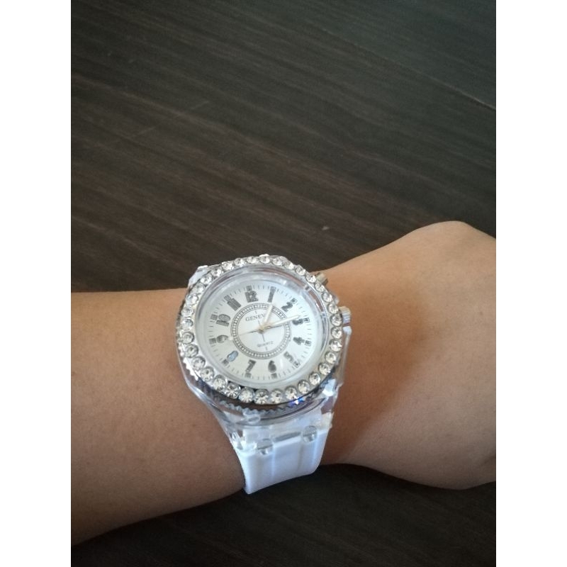 Jam Tangan Wanita Menyala