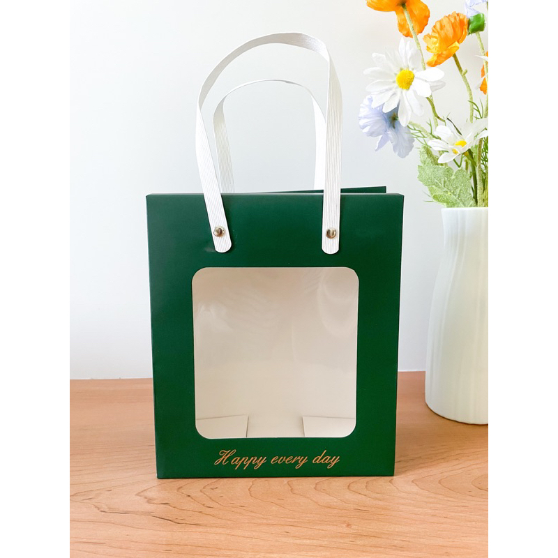 

HAPPY EVERYDAY Box hijau Jendela Mika Tenteng 18 x 8.8 x 21cm / Gift Box Gable Jinjing / Packaging hadiah hampers premium / Boneka bunga cake snack / Ultah birthday baby shower graduation newborn wedding anniversary / Kemasan paper bag serbaguna handle