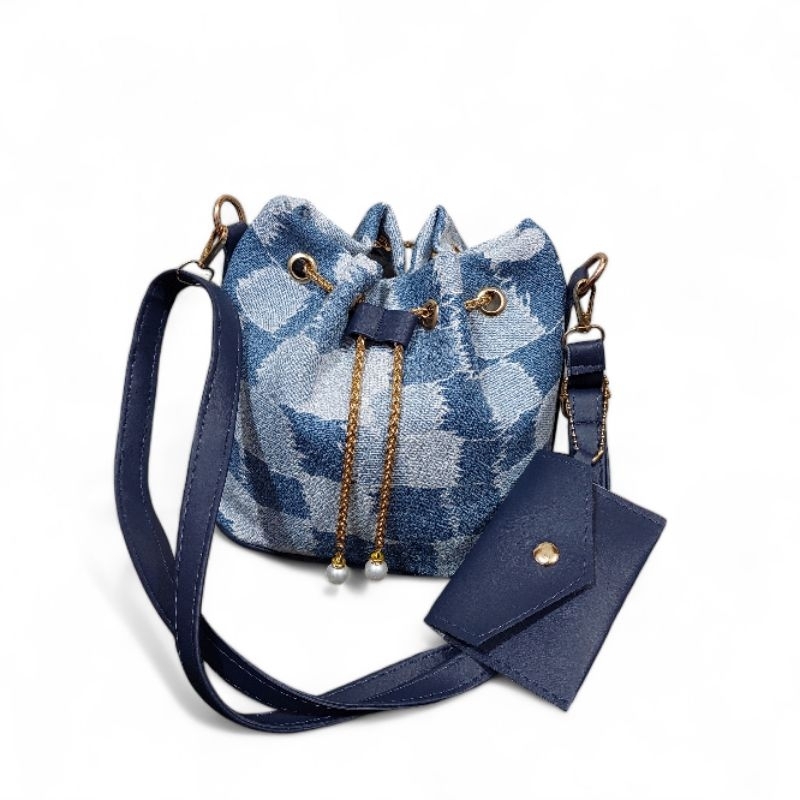 Tas selempang wanita  lidia model serut motif kotak kotak dilengkapi dengan dompet  mini
