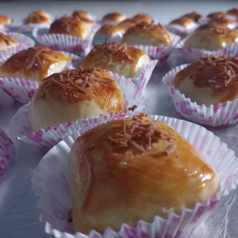 

BOLEN PISANG pisang bolen ( isi tergantung besar kecilnya ya kak..antara 10/8)
